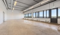 Uinnredet kontordel over lageret som kan ferdigstilles ved behov.