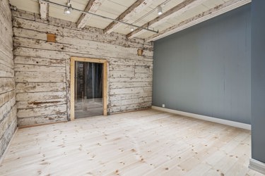Røffe tømmervegger og oppgraderte lokaler skaper en særegen ramme for kontorlokalene.