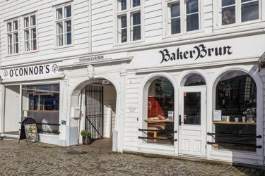 Svensgården har en attraktiv beliggenhet på Bryggen, med O’Connor’s og Baker Brun på gateplan.