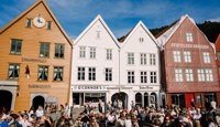Den restaurerte fasaden til Svensgården er et karakteristisk innslag i den historiske bryggerekken på Bryggen.