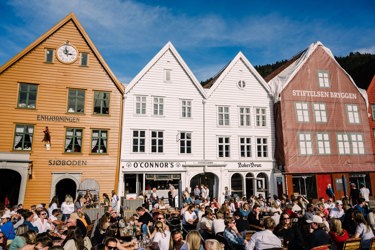 Den restaurerte fasaden til Svensgården er et karakteristisk innslag i den historiske bryggerekken på Bryggen.