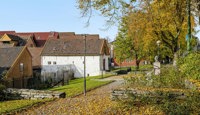 Like bak Bryggen finner du rolige, grønne uteområder omgitt av historisk bebyggelse.