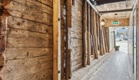 Passasjen gjennom Svensgården viser de bevarte trekonstruksjonene som er karakteristiske for bryggebebyggelsen på Bryggen.