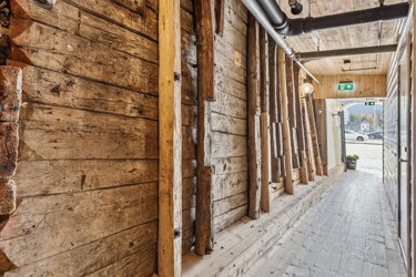 Passasjen gjennom Svensgården viser de bevarte trekonstruksjonene som er karakteristiske for bryggebebyggelsen på Bryggen.