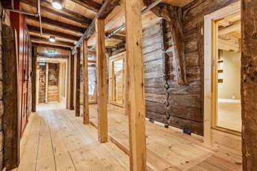 Den tradisjonelle svalgangen er et karakteristisk trekk ved bryggehusene på Bryggen og bidrar til Svensgårdens unike historiske uttrykk.