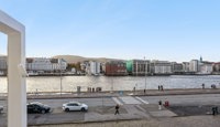Utsikt mot Vågen og Bergen sentrum, med nærhet til byliv, kultur og serveringssteder.