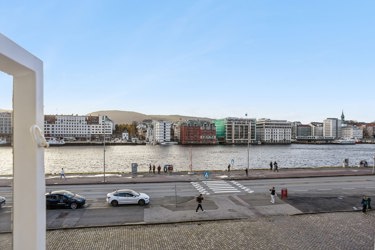 Utsikt mot Vågen og Bergen sentrum, med nærhet til byliv, kultur og serveringssteder.