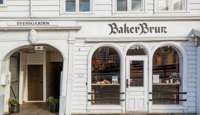 Kontorlokalene har egen inngang fra Bryggen via den brune døren, med mulighet for leietakerskilt ved inngangspartiet.