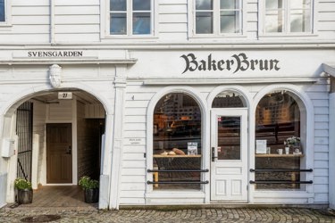 Kontorlokalene har egen inngang fra Bryggen via den brune døren, med mulighet for leietakerskilt ved inngangspartiet.