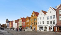 Svensgården har en unik plassering langs Bryggen i Bergen.