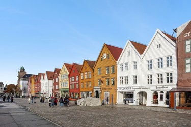 Svensgården har en unik plassering langs Bryggen i Bergen.