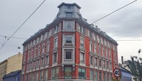 Eiendommen ligger svært sentralt til på hjørnet av Storgata og Brugata