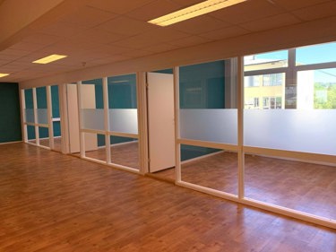 Arealet har enkeltkontorer og åpent landskap