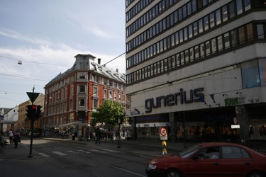 Sentral plassering like ved Thon Senter Guneriud og få minutter gange fra Oslo s