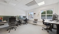 Romslig kontor med gode arbeidsforhold