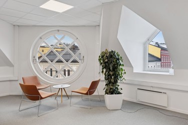 Sosial sone med sitteplasser og gode lysforhold