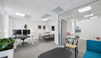 Kontor med arbeidsplasser, møterom og sosialsone