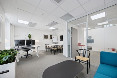 Kontor med arbeidsplasser, møterom og sosialsone