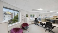 Moderne kontor med gode arbeidsplasser og naturlig lys