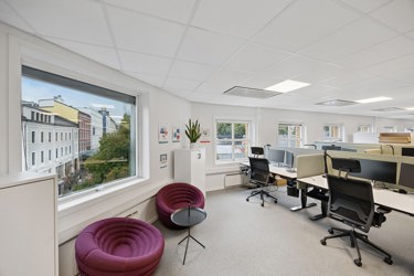 Moderne kontor med gode arbeidsplasser og naturlig lys