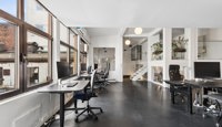 Lyst kontorlandskap med gode lysforhold og flere soner for arbeidsplasser.