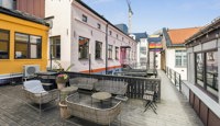 Hyggelig terrasse som gir mulighet for pauser og opphold utendørs midt i Oslo sentrum.