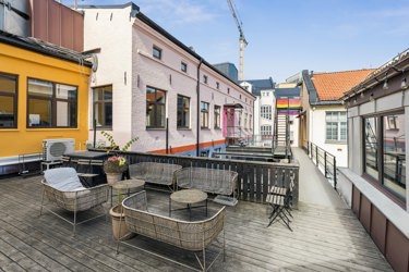 Hyggelig terrasse som gir mulighet for pauser og opphold utendørs midt i Oslo sentrum.