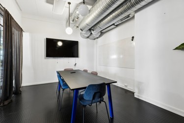 Eget møterom med skjerm og tavle, godt egnet for mindre møter og samarbeid.