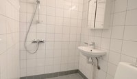 Flislagt bad med dusj og varmekabler.