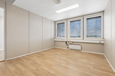 Innflyttingsklart kontor med gode muligheter for en effektiv arbeidsplass.
