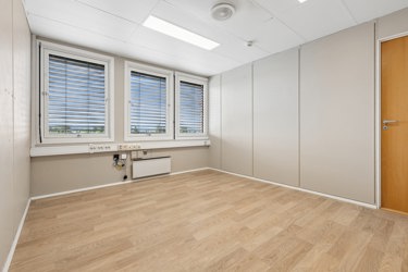 Store vinduer gir lokalet godt med naturlig dagslys.