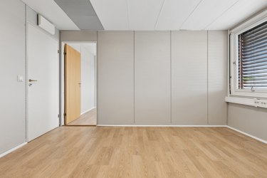 Kontorlokalet ligger i 3. etasje i et rolig og etablert kontormiljø.