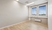 Lyst og funksjonelt kontor med fleksible innredningsmuligheter.
