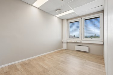 Lyst og funksjonelt kontor med fleksible innredningsmuligheter.
