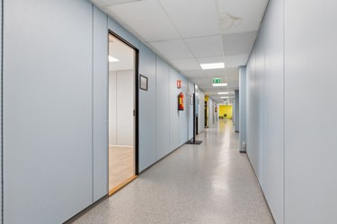 Kontoret ligger sammen med flere virksomheter i et etablert næringsmiljø.