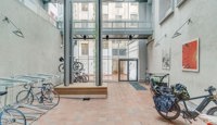 Inngangsparti med innendørs sykkelparkering