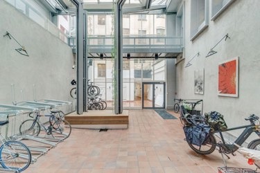 Inngangsparti med innendørs sykkelparkering