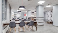 Kantinen i bygget har  varmmat, salatbar og baguetter