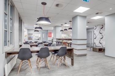 Kantinen i bygget har  varmmat, salatbar og baguetter