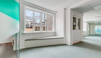 Eiendommen har store vinduer ut mot skjermet bakgård