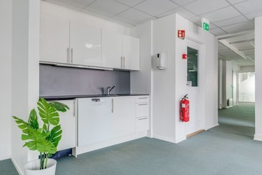Kjøkken med kjøleskap og oppvaskmaskin.