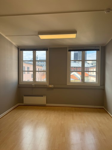 Kontor 427, pris: 3.900,- pr mnd. eks felleskostnader. Akonto felleskostnader ca. 1.090,- pr mnd.