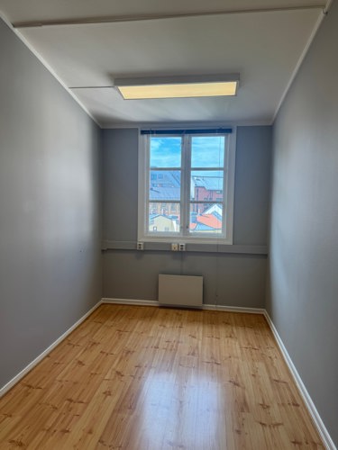 Kontor 430, pris: 3.500,- pr mnd. eks felleskostnader. Akonto felleskostnader ca. 850,- pr mnd.