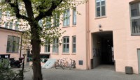 Eiendommen har en fin og ryddig bakgård med mulighet for sykkelparkering.