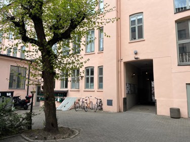 Eiendommen har en fin og ryddig bakgård med mulighet for sykkelparkering.