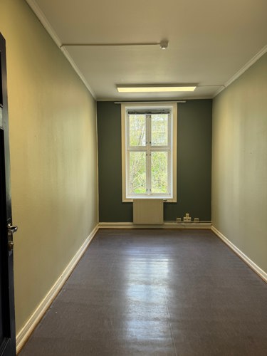 Kontor 319, pris: 4.500,- pr mnd. eks felleskostnader. Akonto felleskostnader ca. 1.300,- pr mnd.