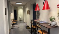 Velkommen til 3. etasje, her er det satt opp små venteområder for de forskjellige leietakerne.