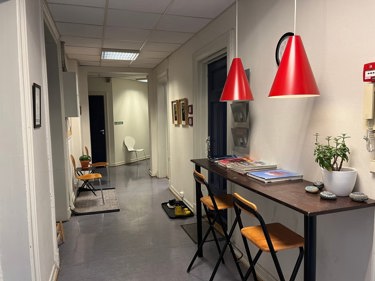 Velkommen til 3. etasje, her er det satt opp små venteområder for de forskjellige leietakerne.