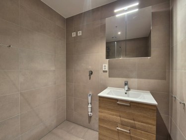 Lekkert flislagt bad downlights